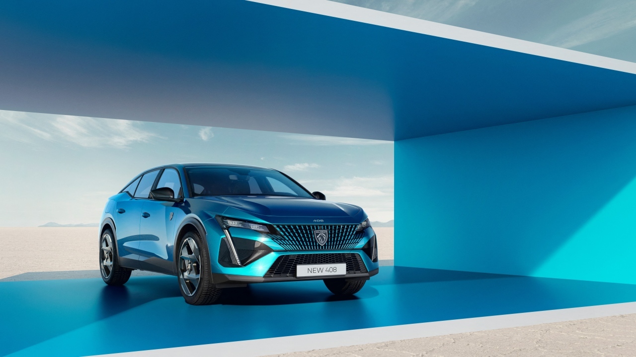 Стильный синий автомобиль Peugeot 408 GT