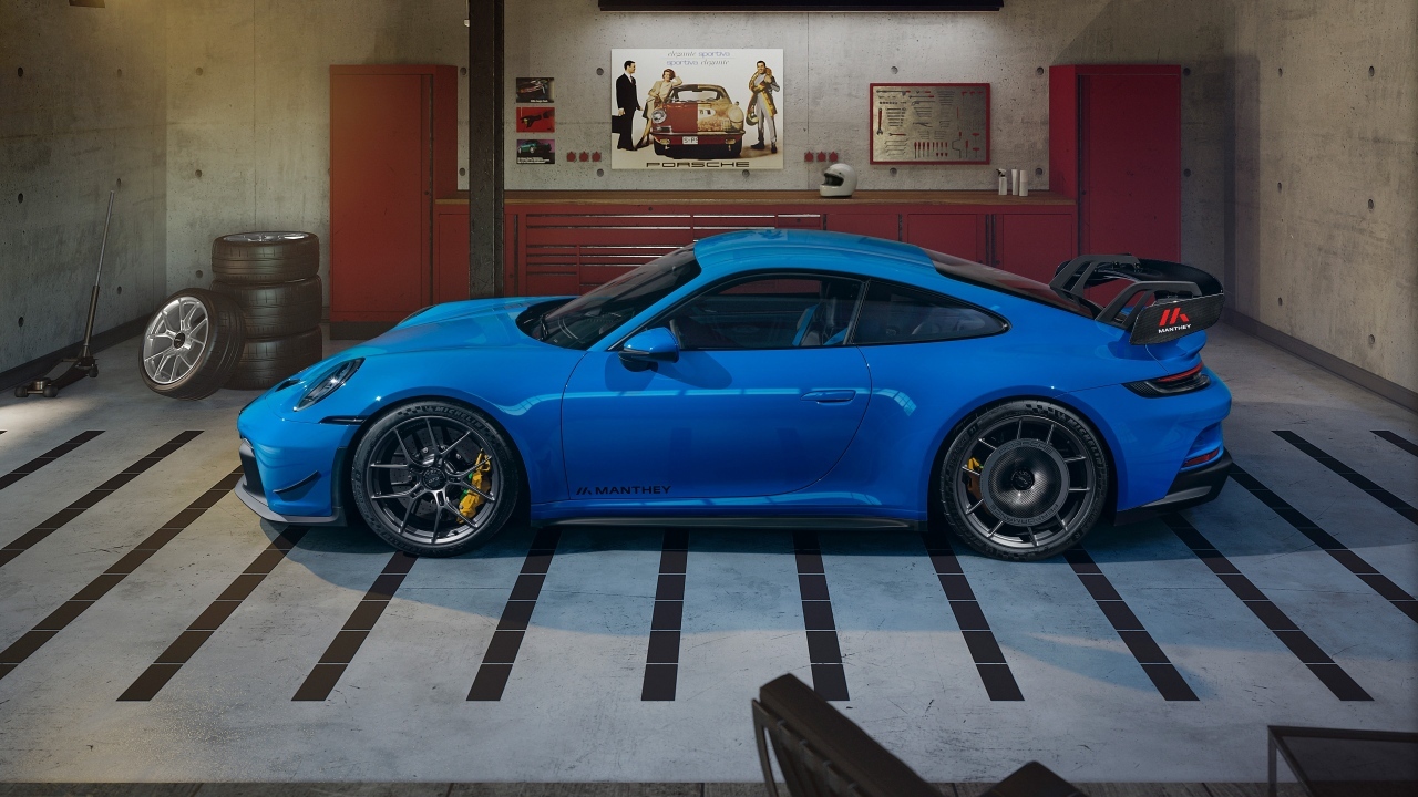 Синий автомобиль Porsche 911 GT3  вид сбоку