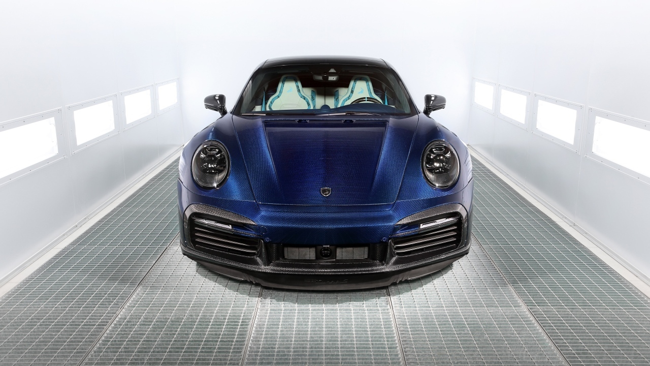 Синий автомобиль  Porsche 911 Turbo S Stinger GTR вид спереди