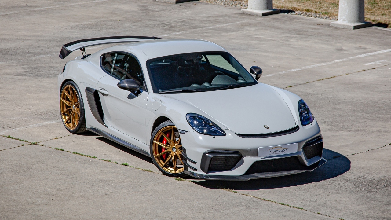 Серый автомобиль Porsche 718 Cayman GT4