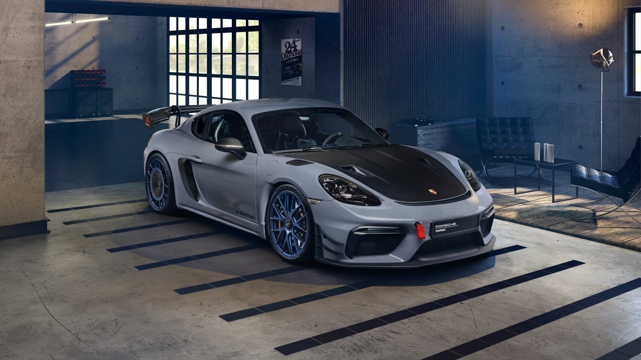 Автомобиль Porsche 718 Cayman GT4 RS Manthey Kit в гараже