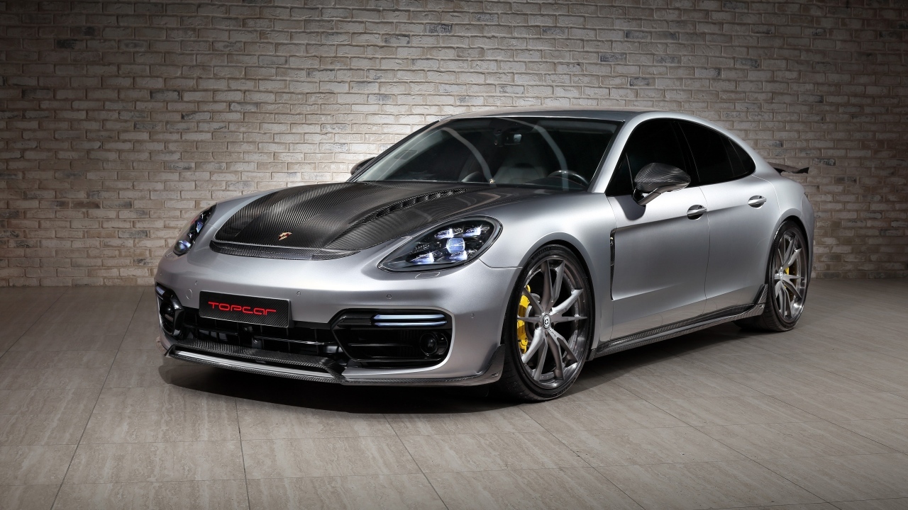 Автомобиль Porsche Panamera Turbo GT Edition 2023 года на фоне стены