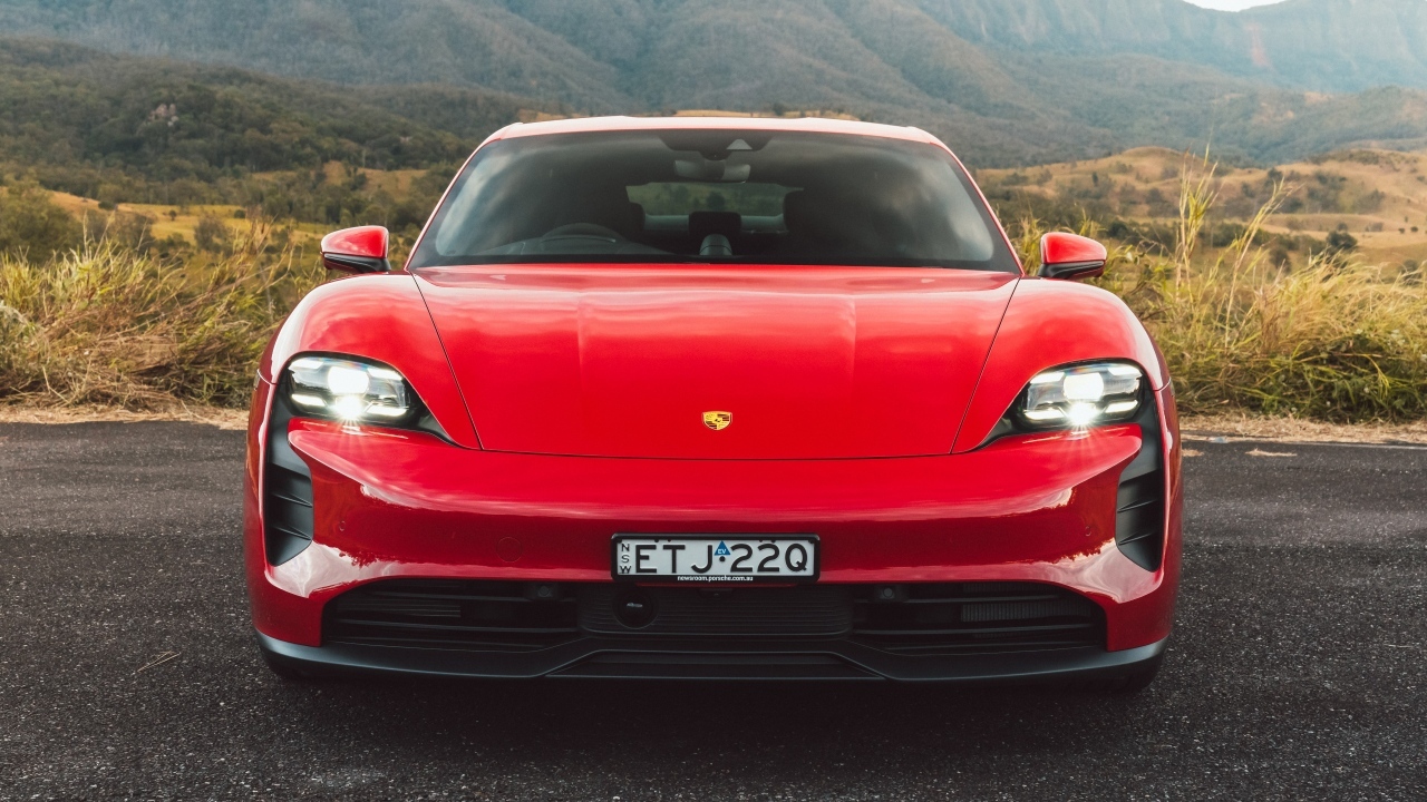 Красный автомобиль Porsche Taycan GTS вид спереди