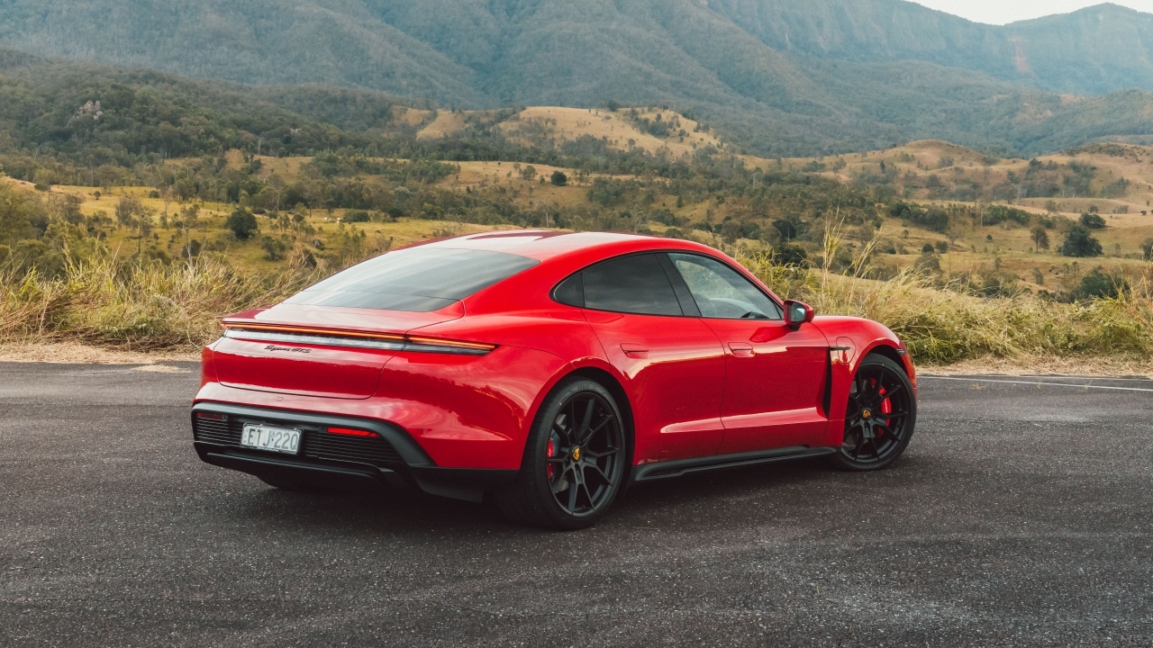 Красный автомобиль Porsche Taycan GTS вид сзади