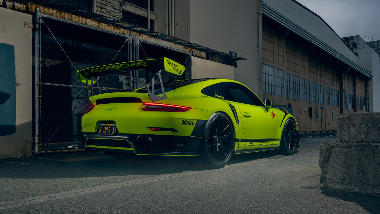 Спорткар Porsche 911 GT2 RS вид сзади