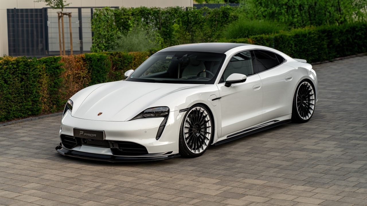 Вид на белый автомобиль Porsche Taycan