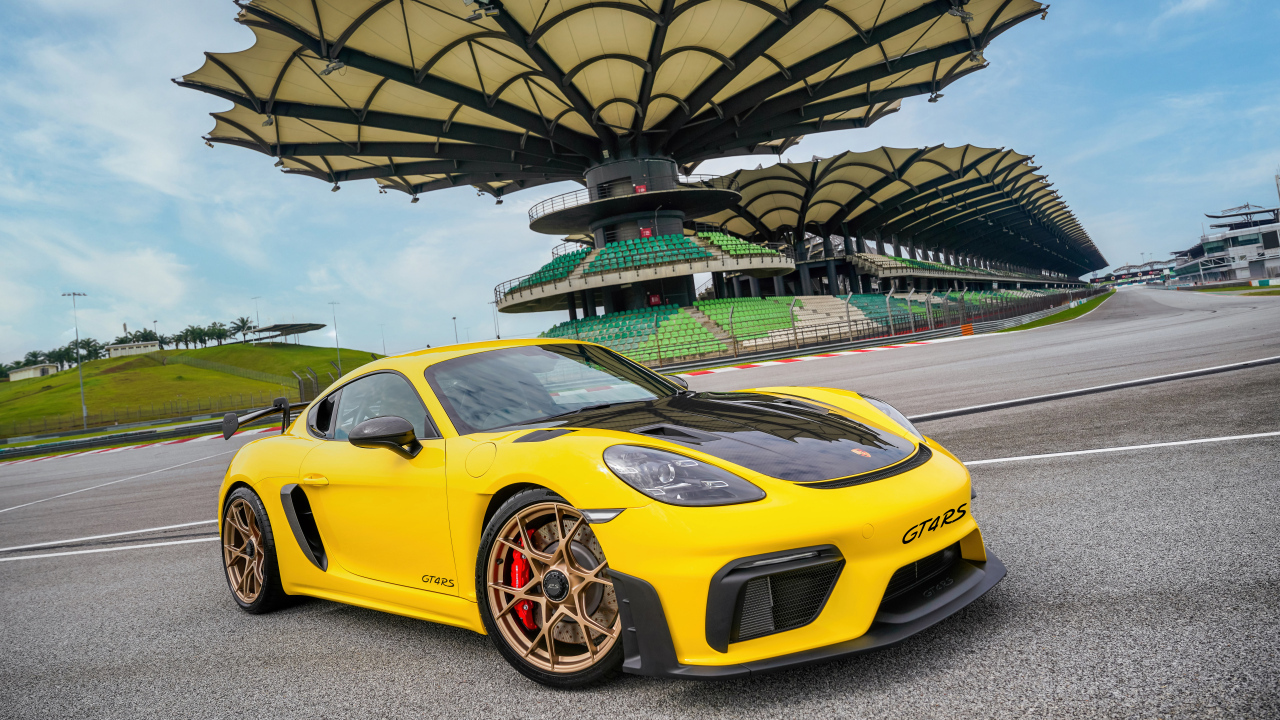 Желтый гоночный автомобиль Porsche 718 Cayman GT4 RS