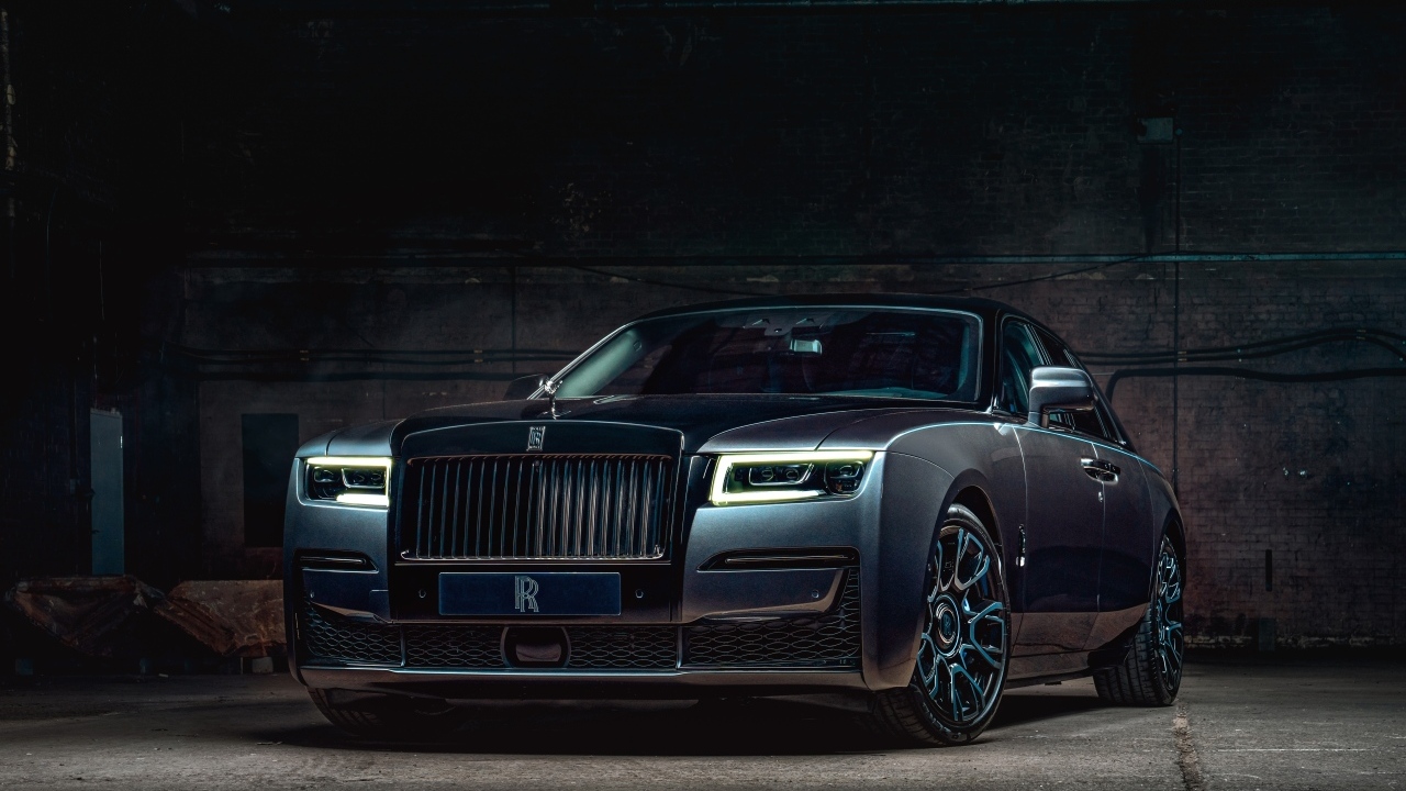 Черный автомобиль Rolls-Royce Ghost