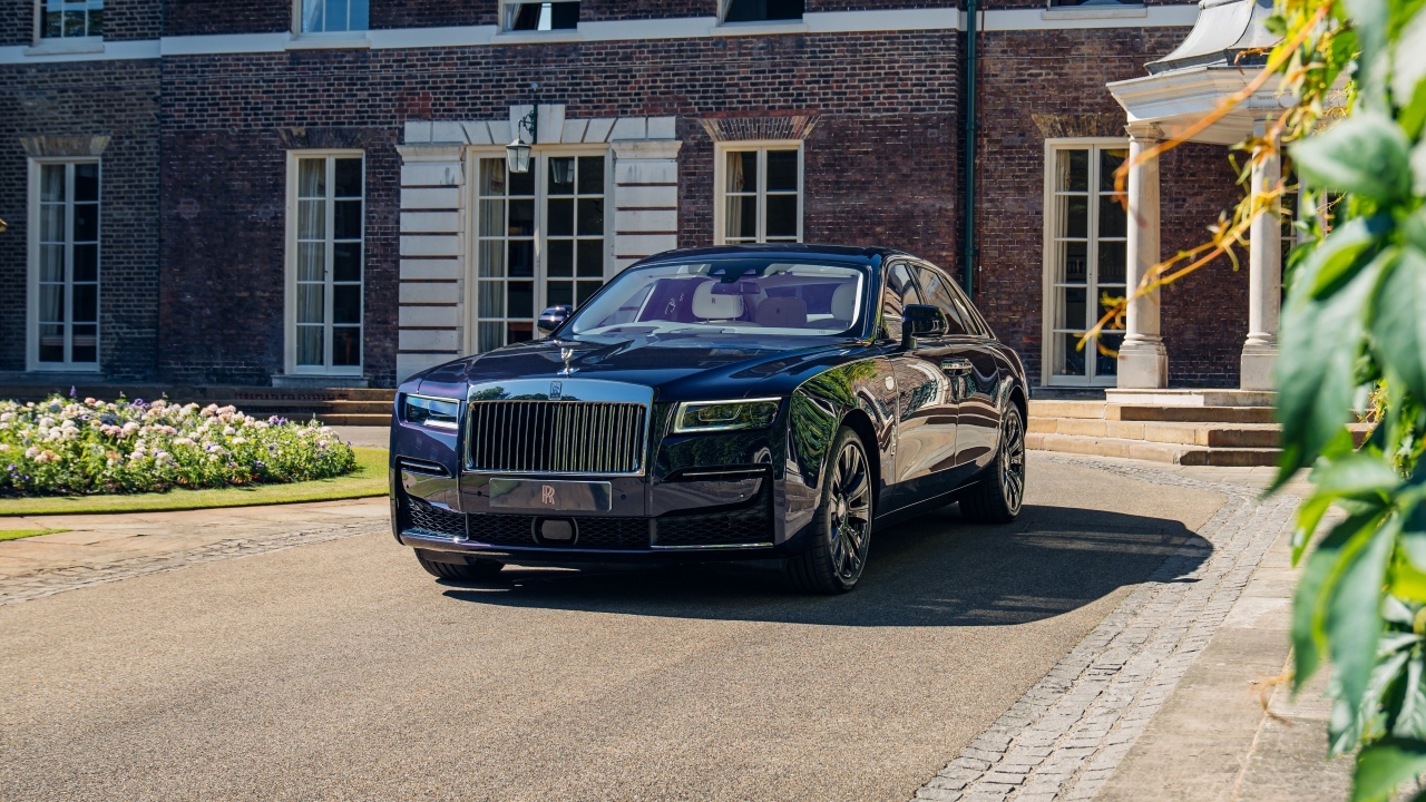 Черный автомобиль  Rolls-Royce Ghost у дома