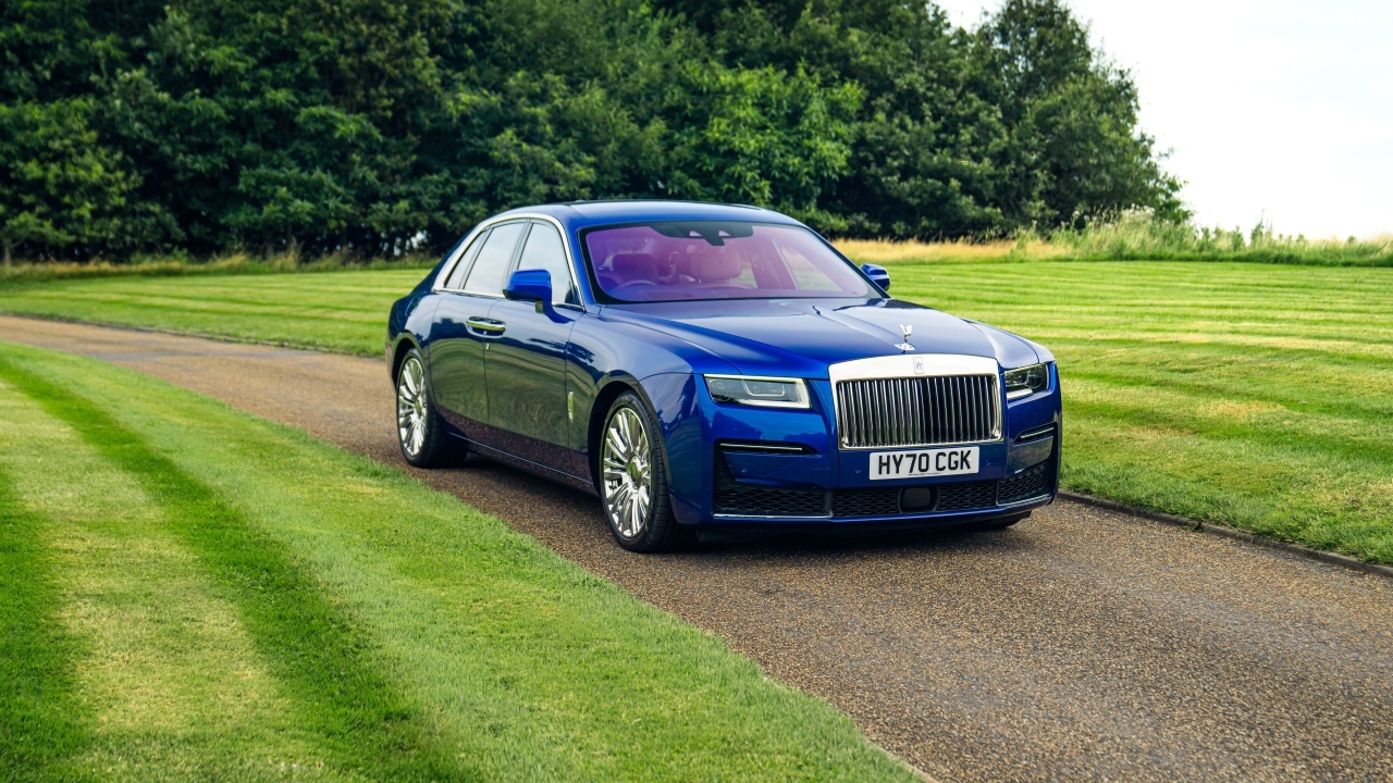 Синий дорогой автомобиль  Rolls-Royce Ghost
