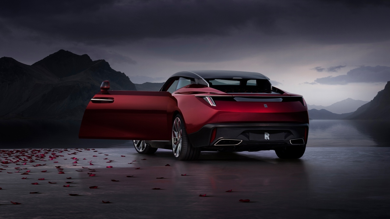 Бордовый Rolls-Royce La Rose Noire Droptail 2023 года с открытой дверью