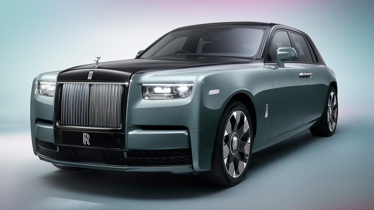 Дорогой автомобиль Rolls-Royce Phantom на сером фоне