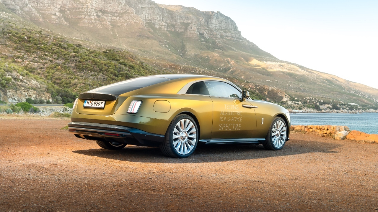 Золотистый Rolls-Royce Spectre вид сзади