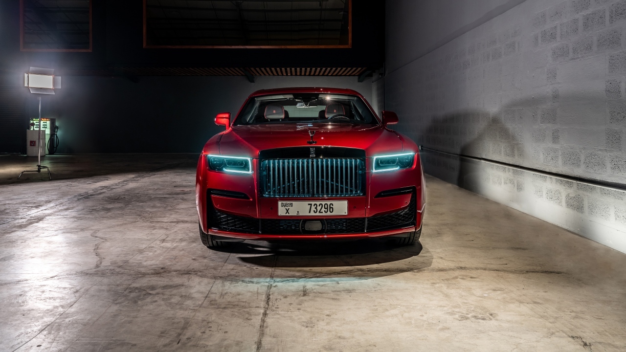 Красный автомобиль Rolls-Royce Black Badge Ghost  в гараже