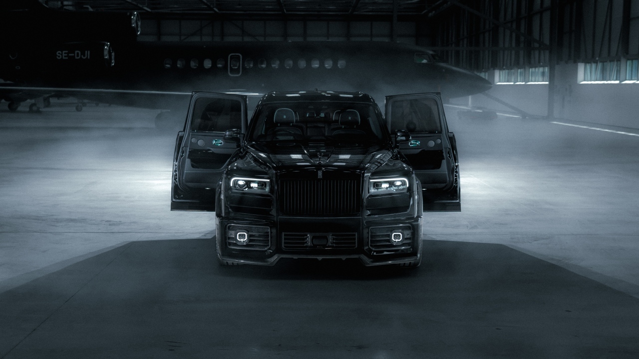 Автомобиль Rolls-Royce Cullinan с открытыми дверями