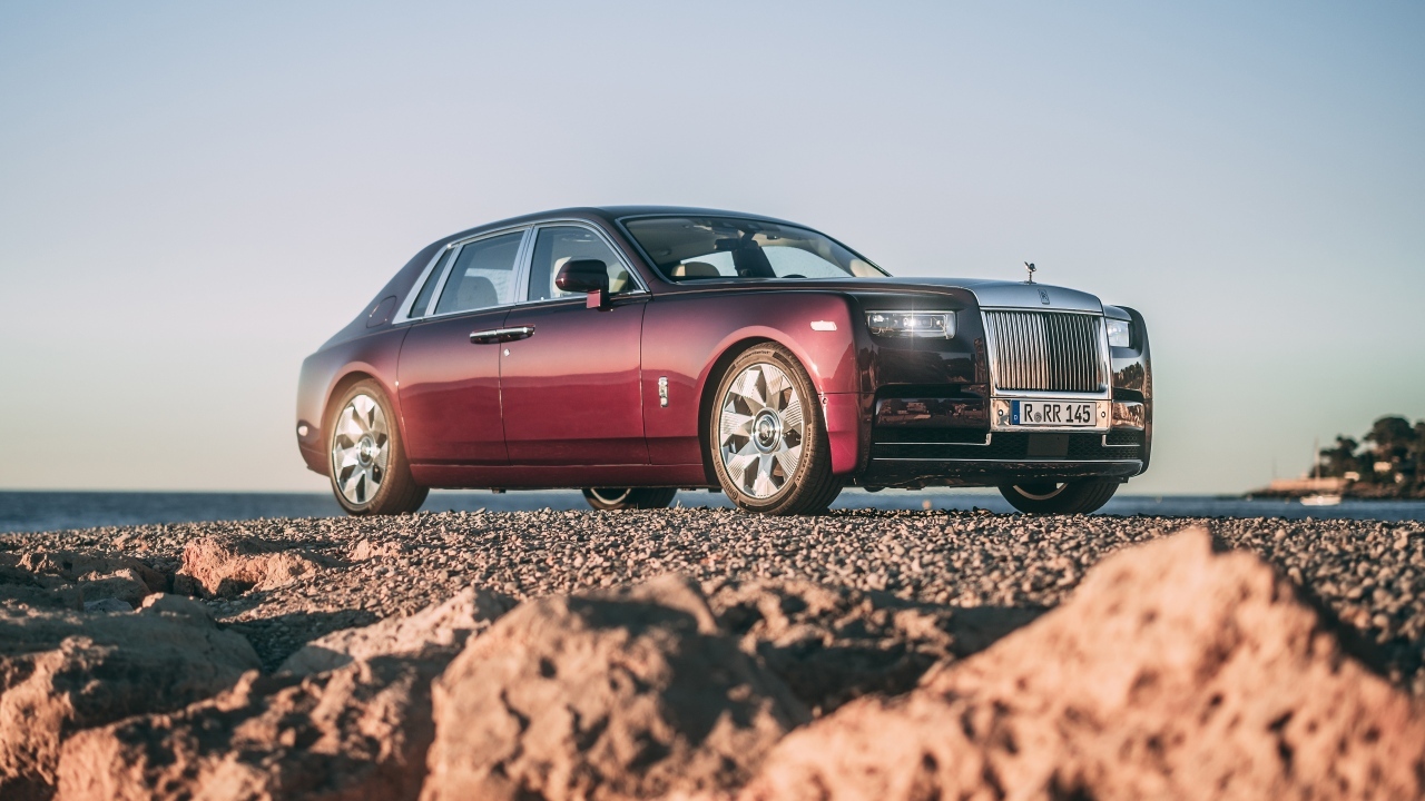 Автомобиль Rolls-Royce Phantom на песке