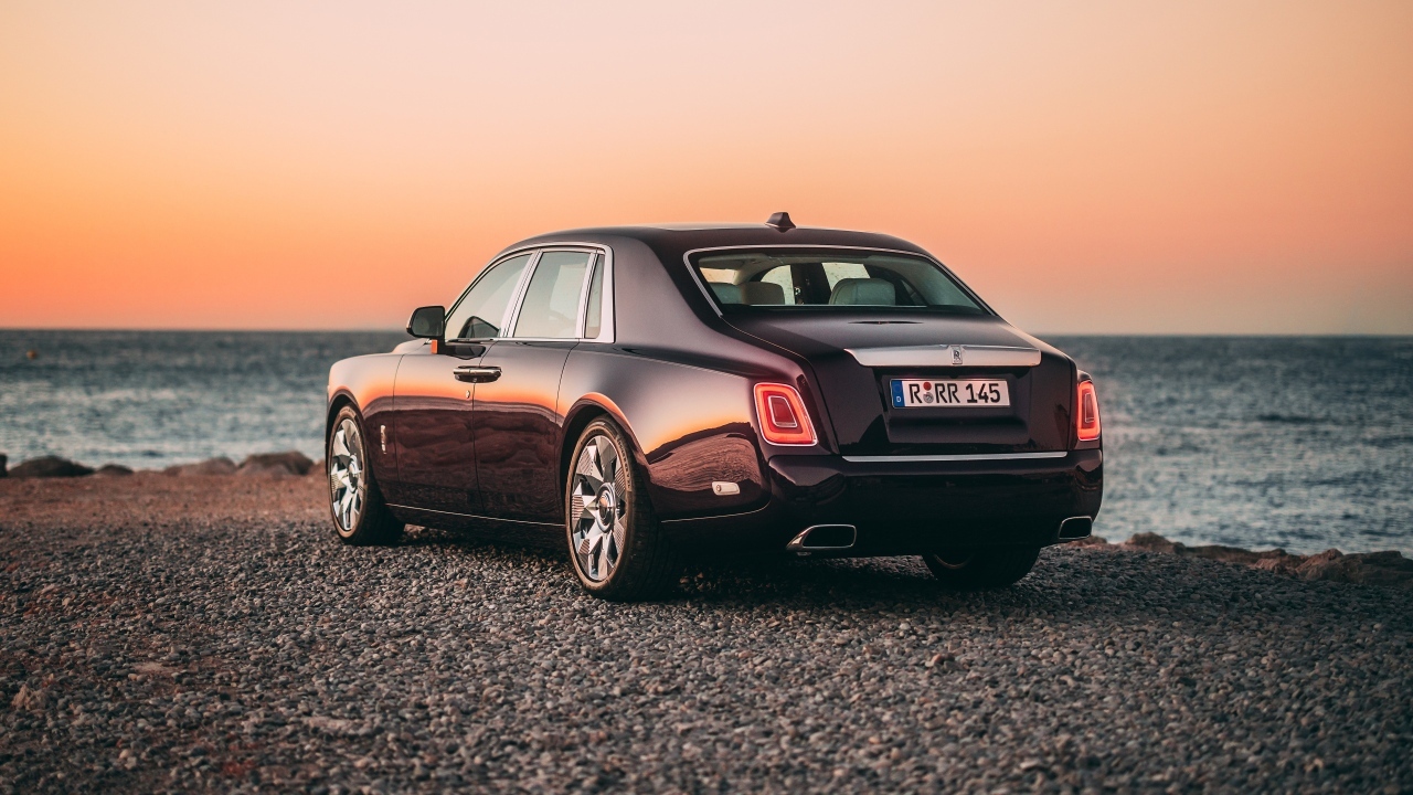 Автомобиль Rolls-Royce Phantom вид сзади