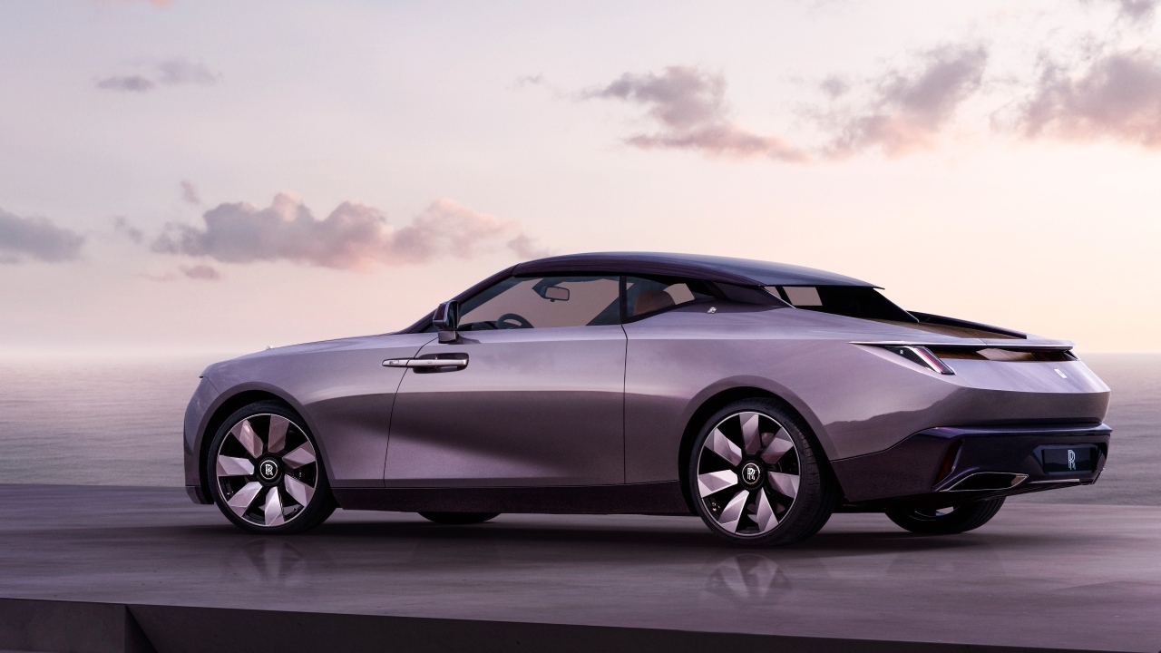 Серебристый автомобиль Rolls-Royce Amethyst Droptail вид сзади