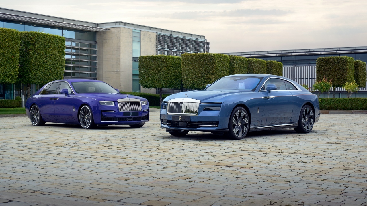 Два стильных дорогих автомобиля Rolls-Royce Spectre и  Rolls-Royce Ghost