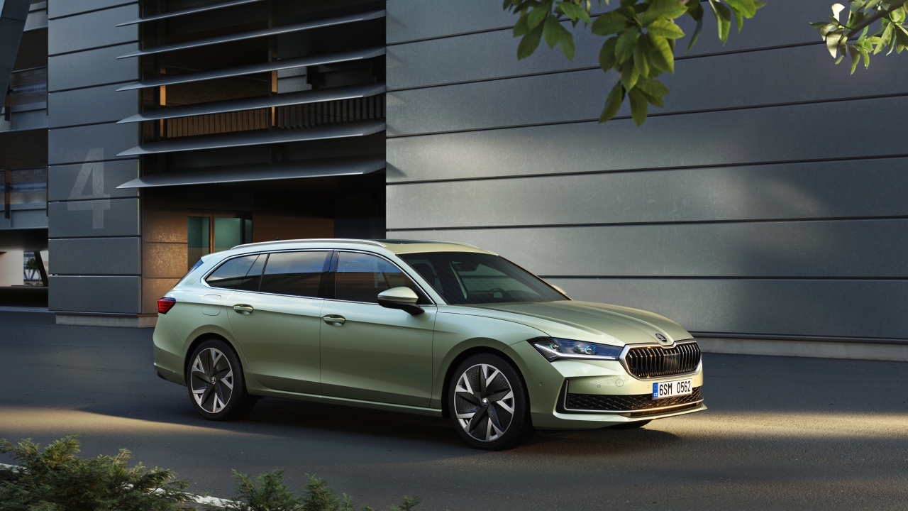 Автомобиль Skoda Superb Combi 2024 года у здания
