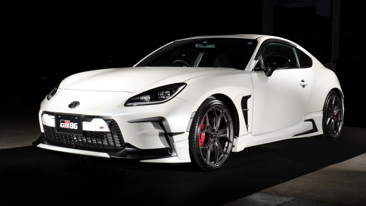 Белый автомобиль Toyota GR 86 GR Parts Concept 2023 года