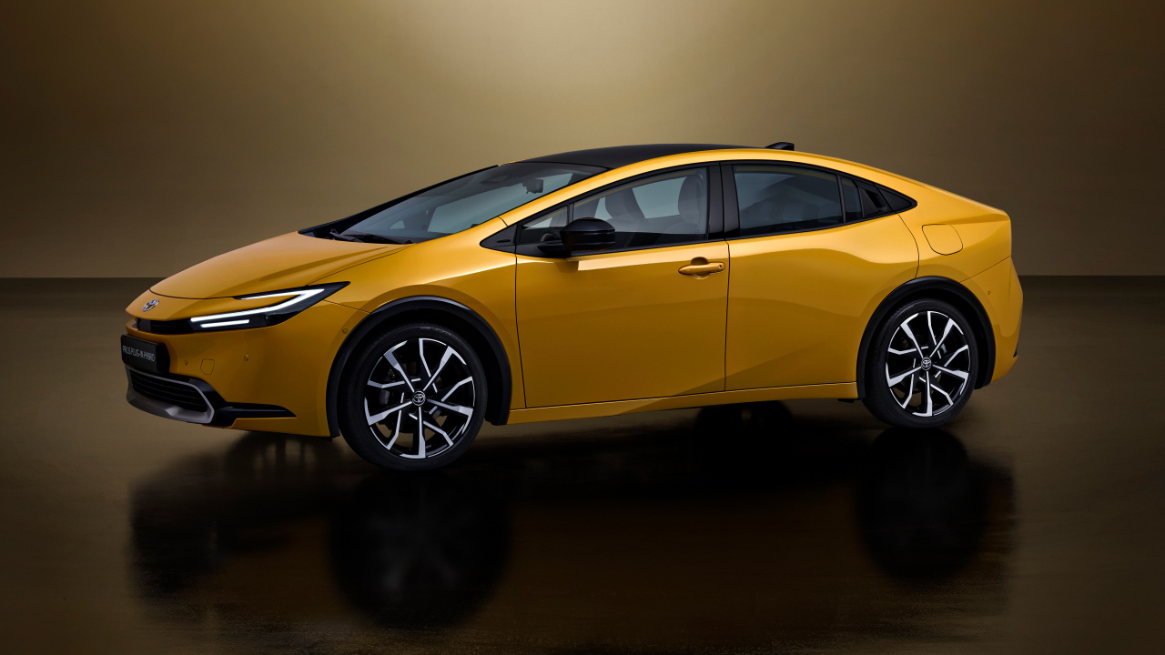 Желтый автомобиль Toyota Prius Plug-In Hybrid 2023 года