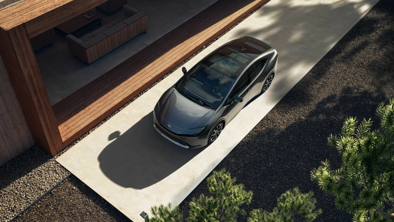 Автомобиль Toyota Prius Prime вид сверху