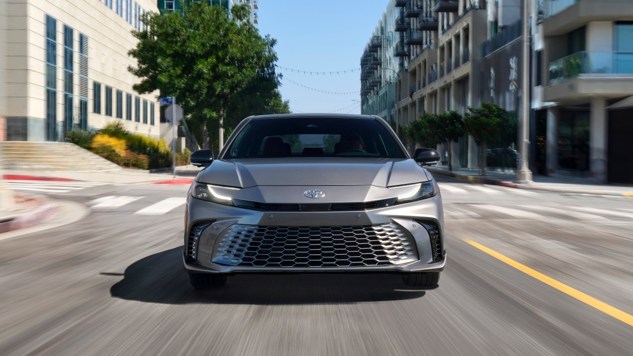 Вид спереди на автомобиль Toyota Camry XSE HEV AWD 2025 года