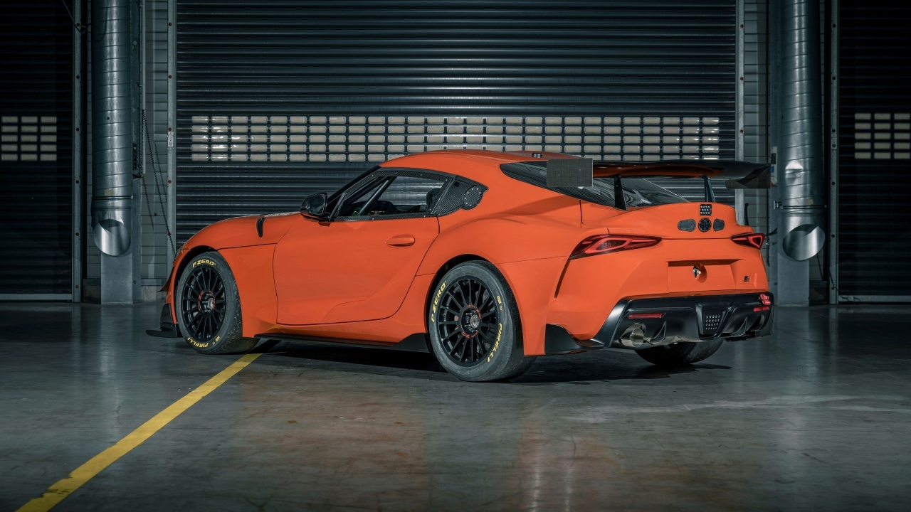 Вид сзади на автомобиль Toyota GR Supra GT4 100 Edition 2023 года