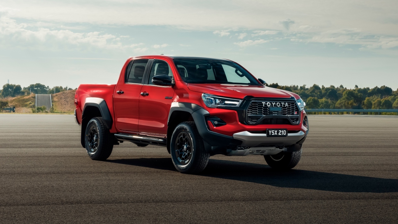 Красный пикап Toyota Hilux GR Sport Double Cab 2023 года