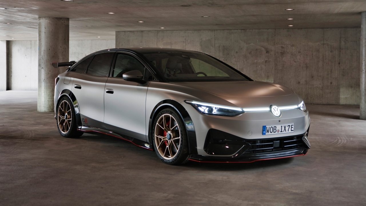 Новый серебристый автомобиль Volkswagen ID.X Performance 2023 года