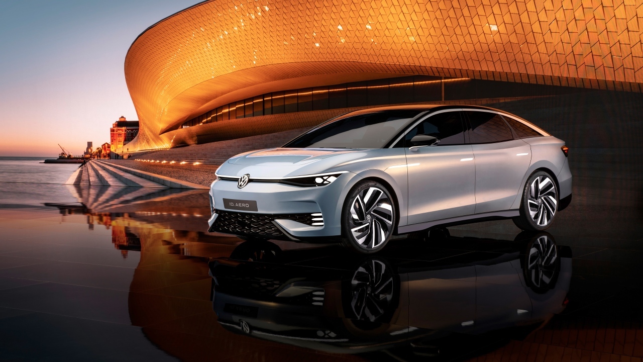 Серебристый автомобиль Volkswagen ID. AERO у здания