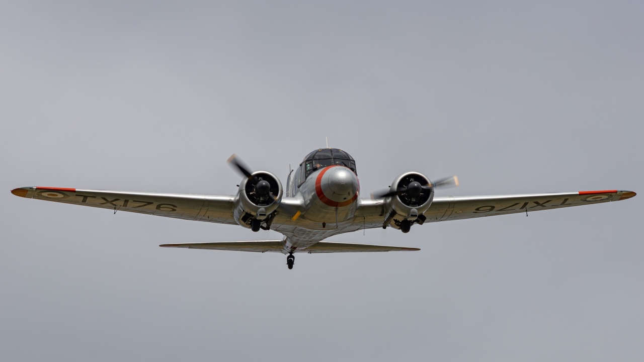 Военный самолет летит на сером фоне