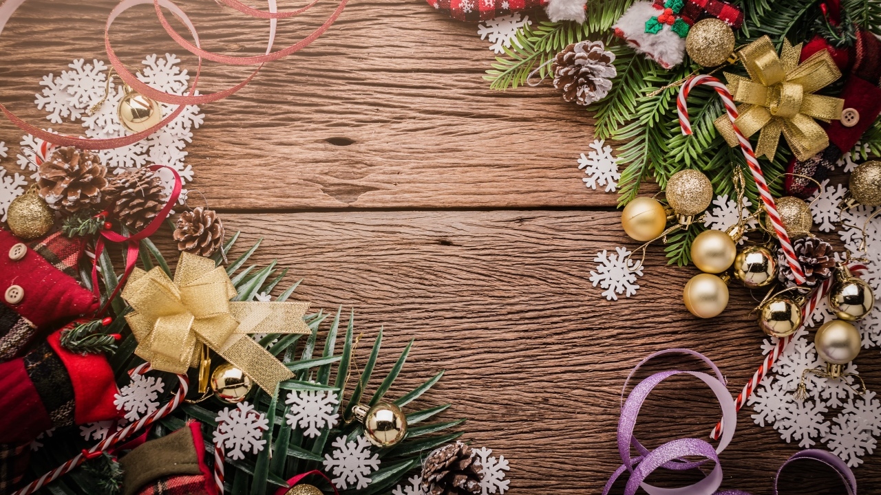 Красивый рождественский декор на деревянном фоне
