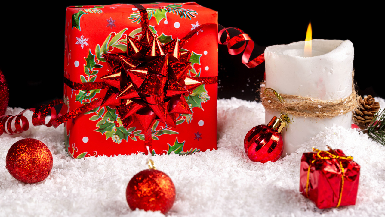 Подарок и елочные игрушки на Рождество 2024