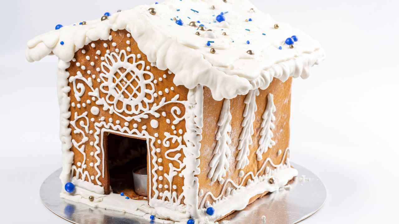 Пряничный домик на белом фоне на рождество