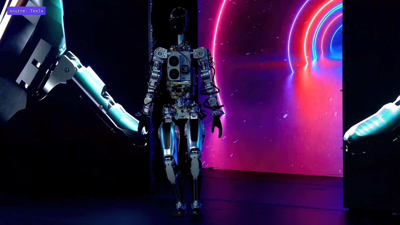 Робот Tesla Optimus на  презентации