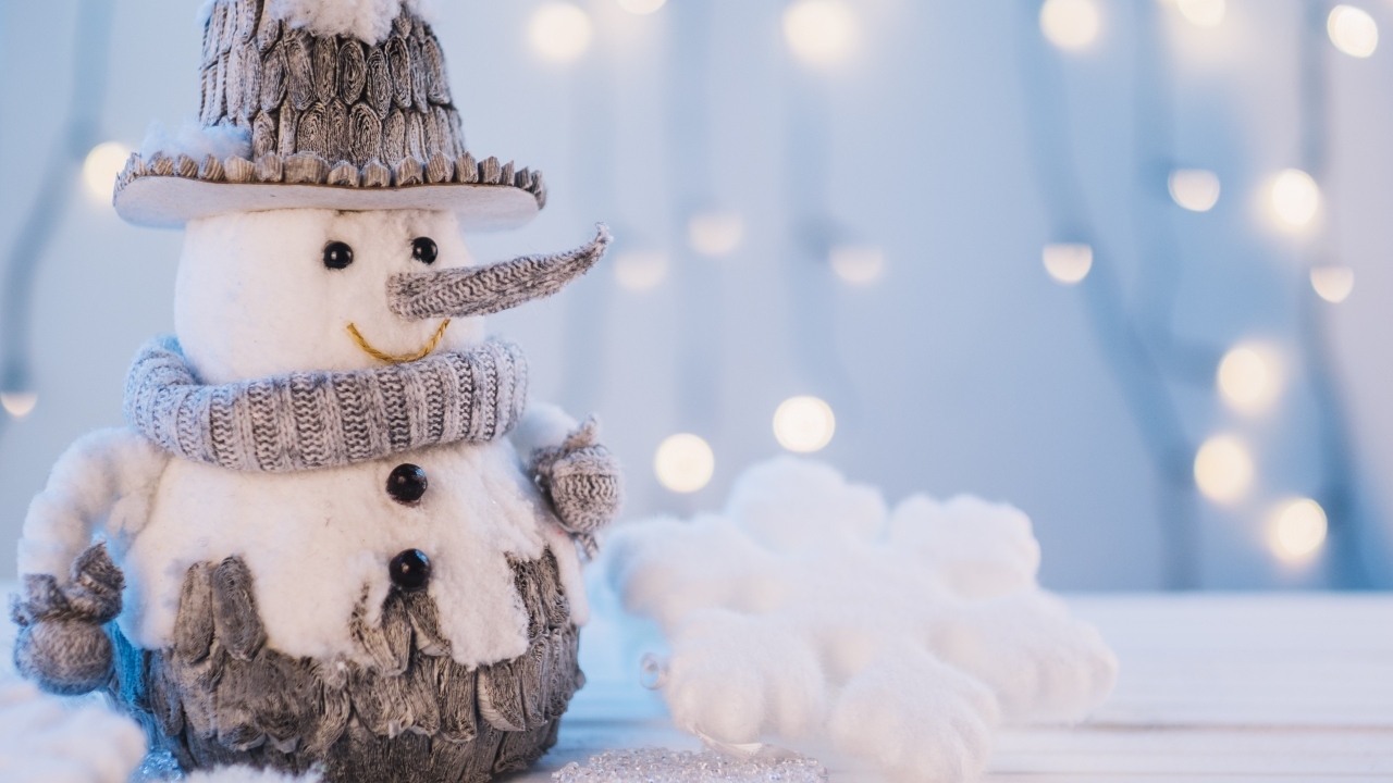 Красивый игрушечный снеговик на столе