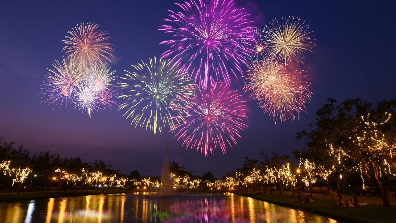 Яркий праздничный салют над ночным городом