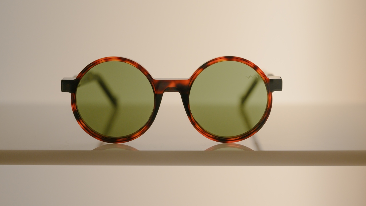 Солнечные очки в коричневой оправе