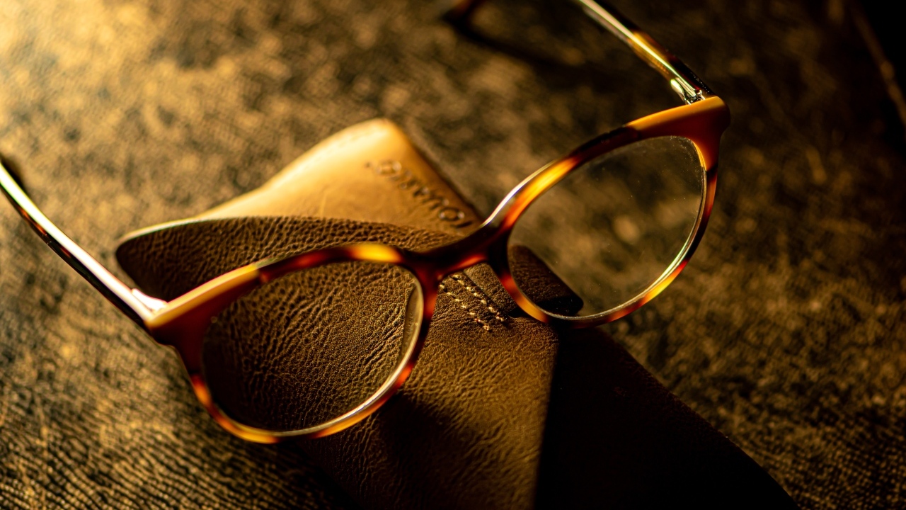 Очки с футляром на столе