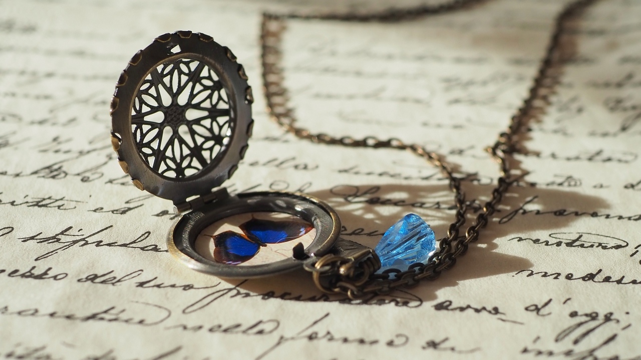 Медальон с бабочкой и голубым камнем