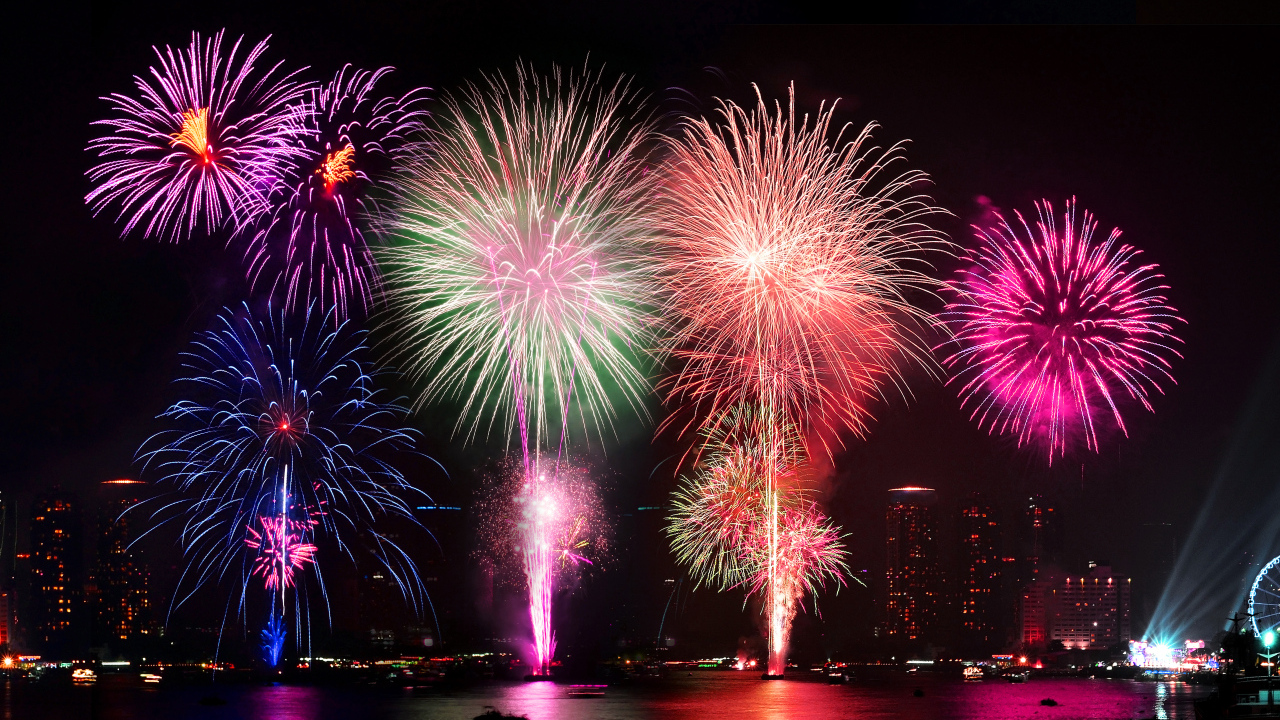 Разноцветный салют в небе над водой