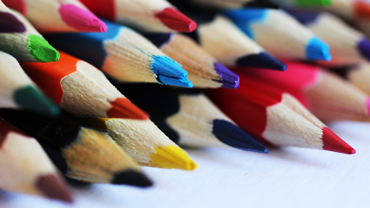 Разноцветные заточенные карандаши на столе