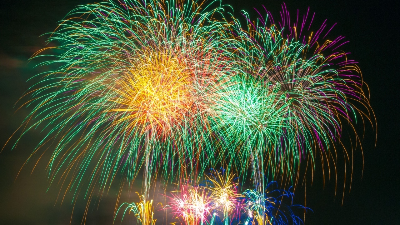 Разноцветный яркий фейерверк в небе на праздник