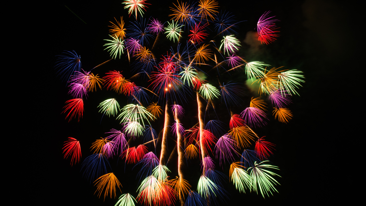 Разноцветные искры фейерверка на черном фоне