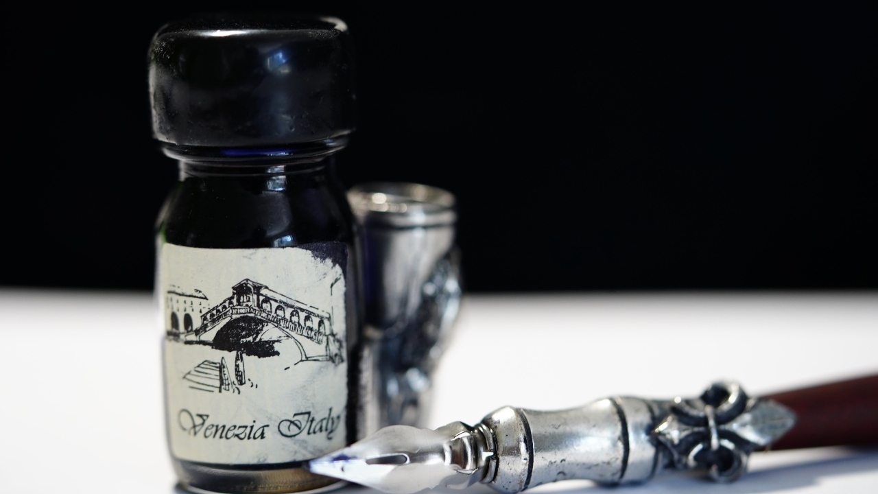 Ручка и чернила на столе