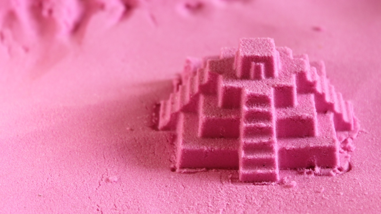 Розовая пирамида из песка