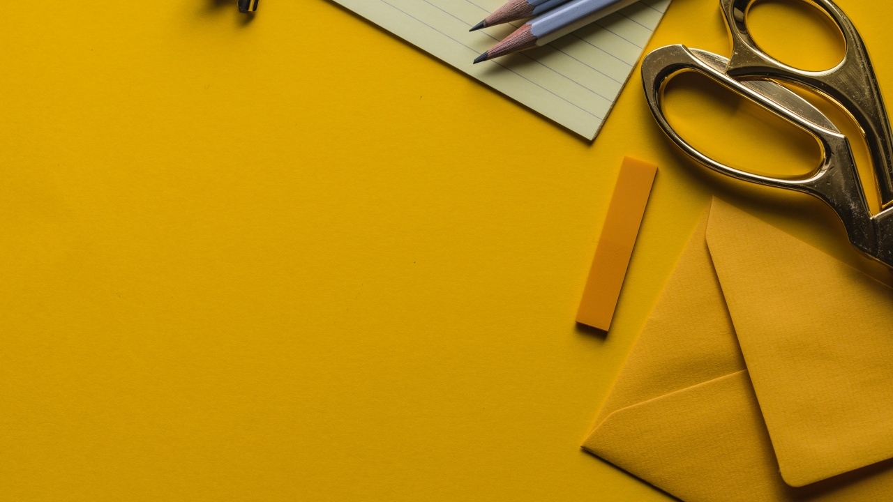 Канцелярские предметы на желтом фоне