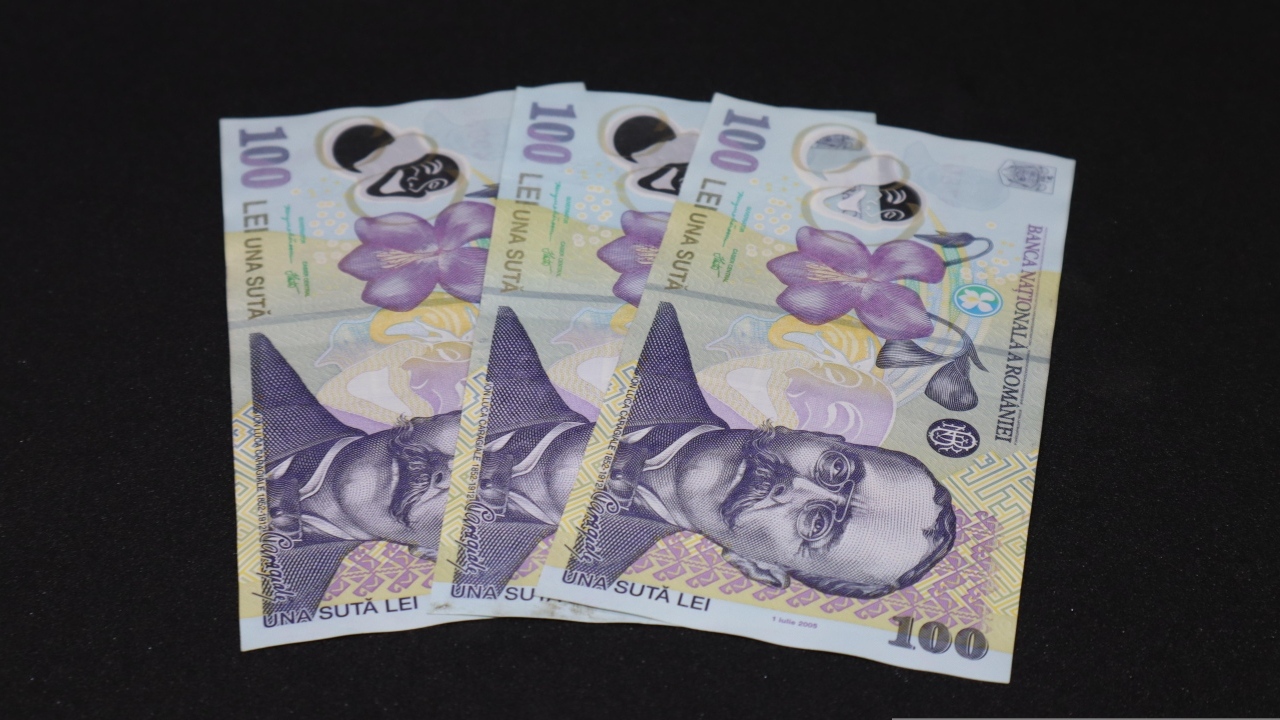 Три купюры на черном фоне